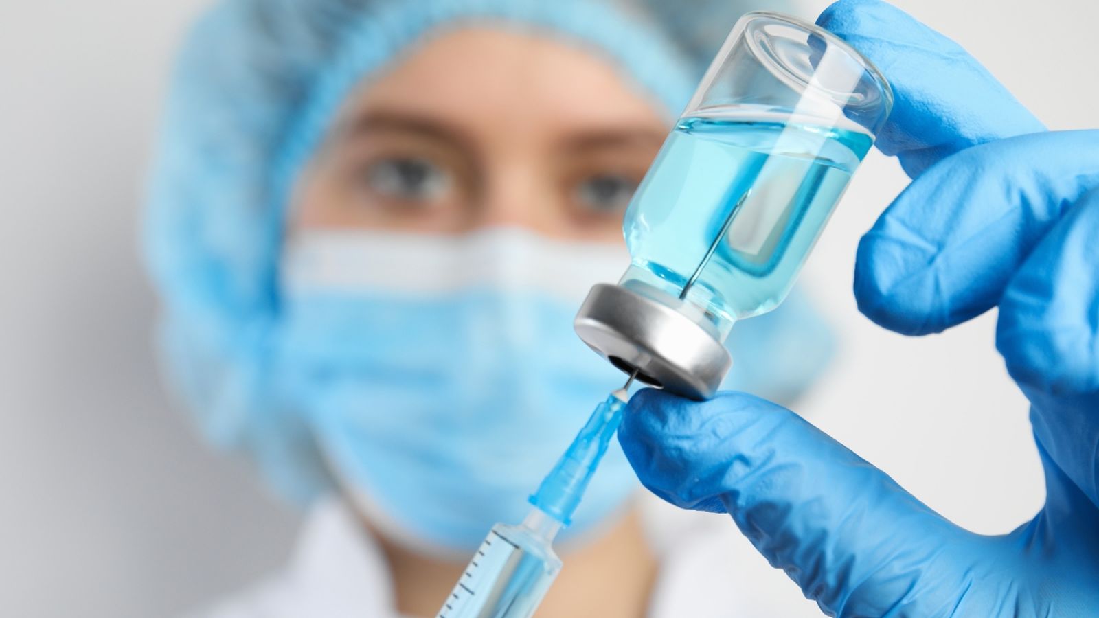 Una sanitària mostra una vacuna.