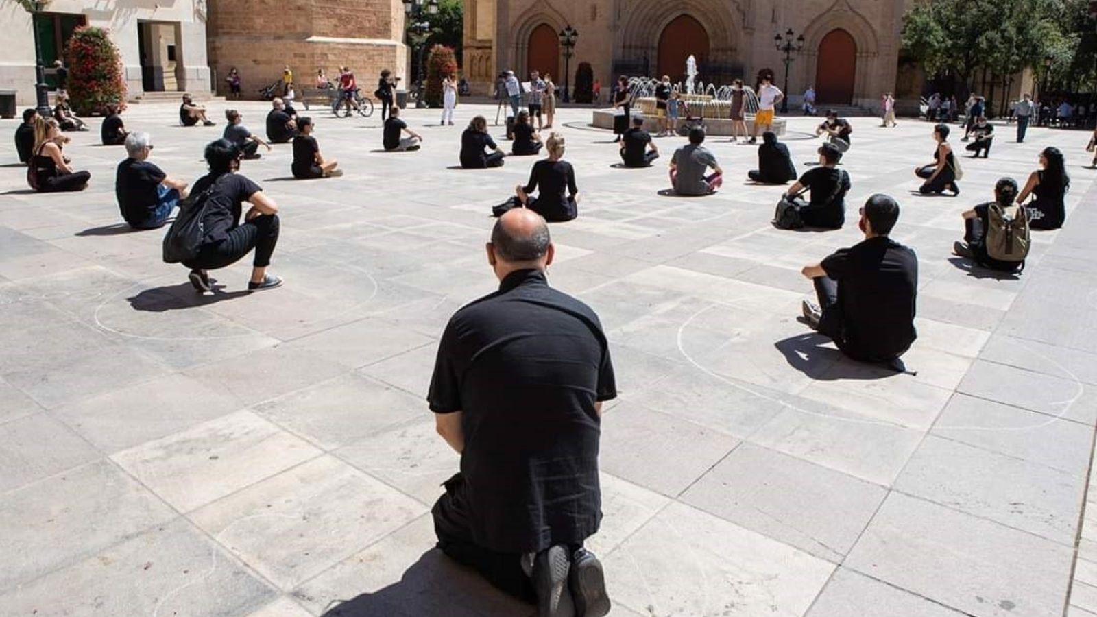Artistes de carrer que han participat en una acció poètica al centre de Castelló aquest matí