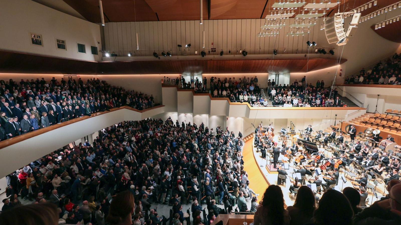 El director Gustavo Dudamel ompli el Palau de la Música de València en un concert benèfic per la dana