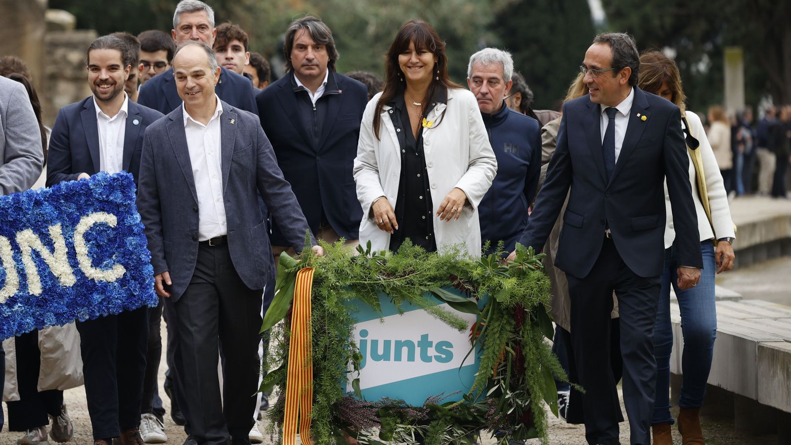 La presidenta de Junts, Laura Borràs estr dimarts en l'ofrena floral en la tomba de l'expresident català Lluís Companys