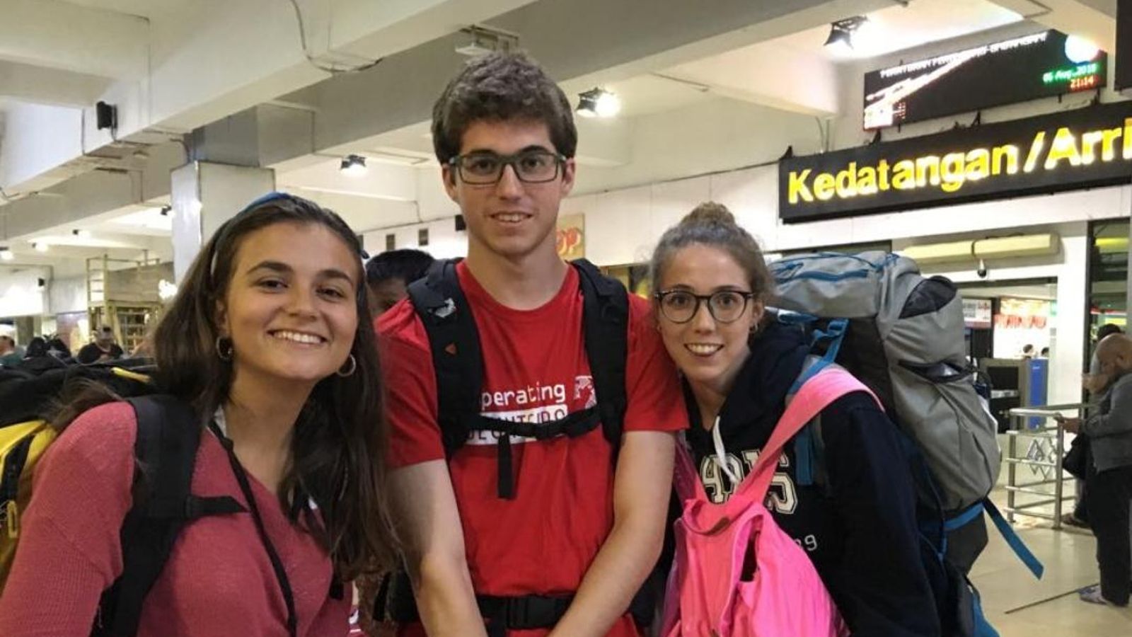 Marta i Javier ja es troben a l'aeroport de Jakarta esperant per a tornar a casa.
