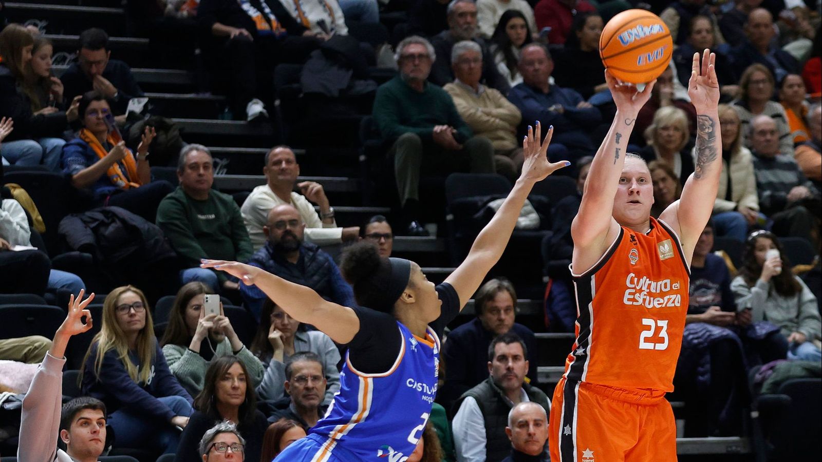 Alina Iagupova fa un llançament en el partit contra el Perfumerías Avenida