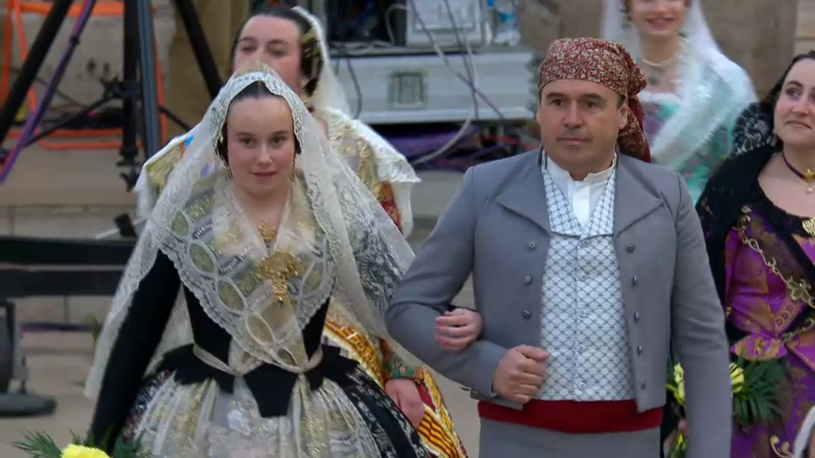 El president de la Generalitat, Juanfran Pérez Llorca, i la seua filla este dimecres en l’Ofrena