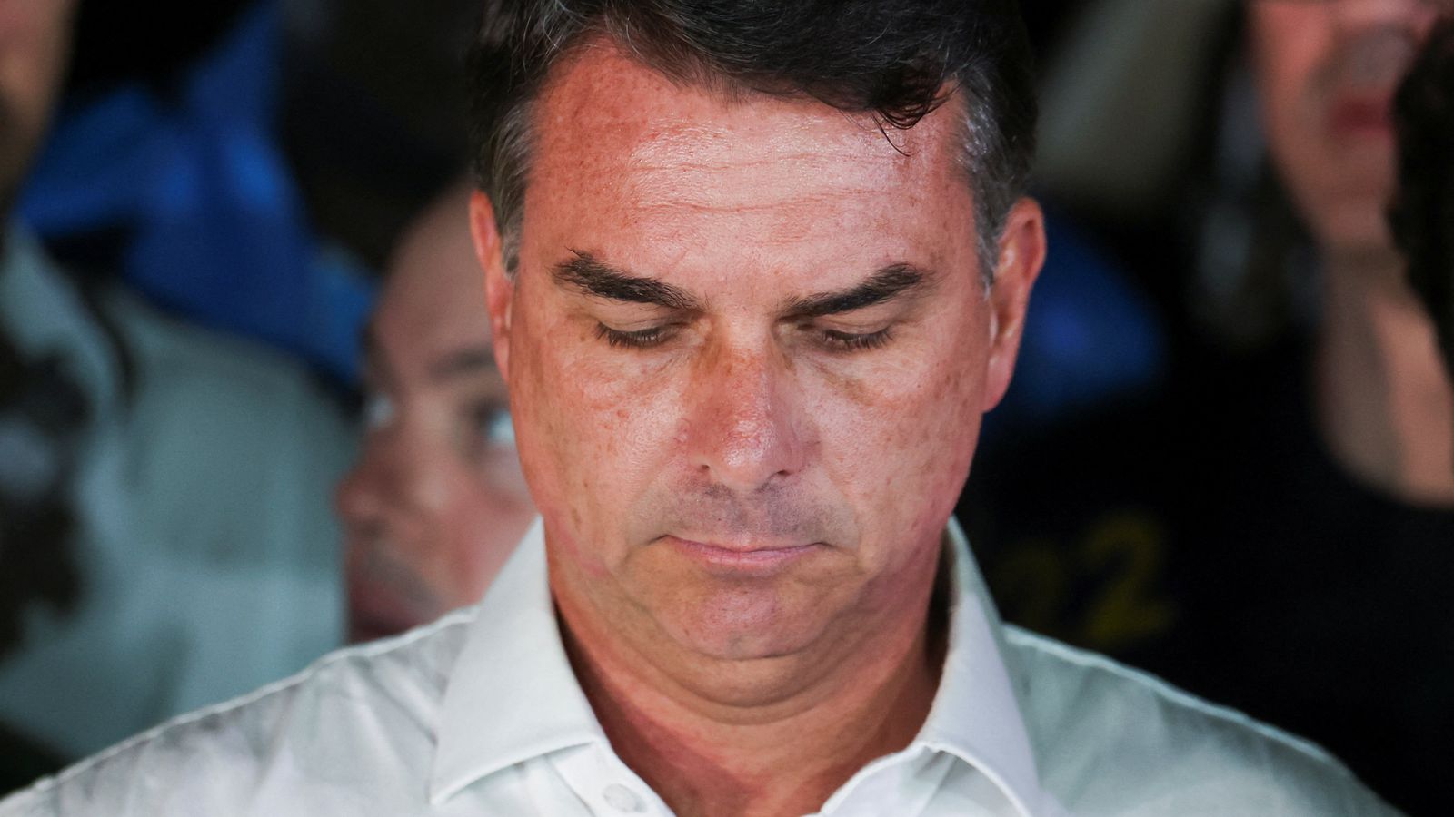 Flávio Bolsonaro durant una roda de premsa després de perdre les eleccions brasileres d'este diumenge