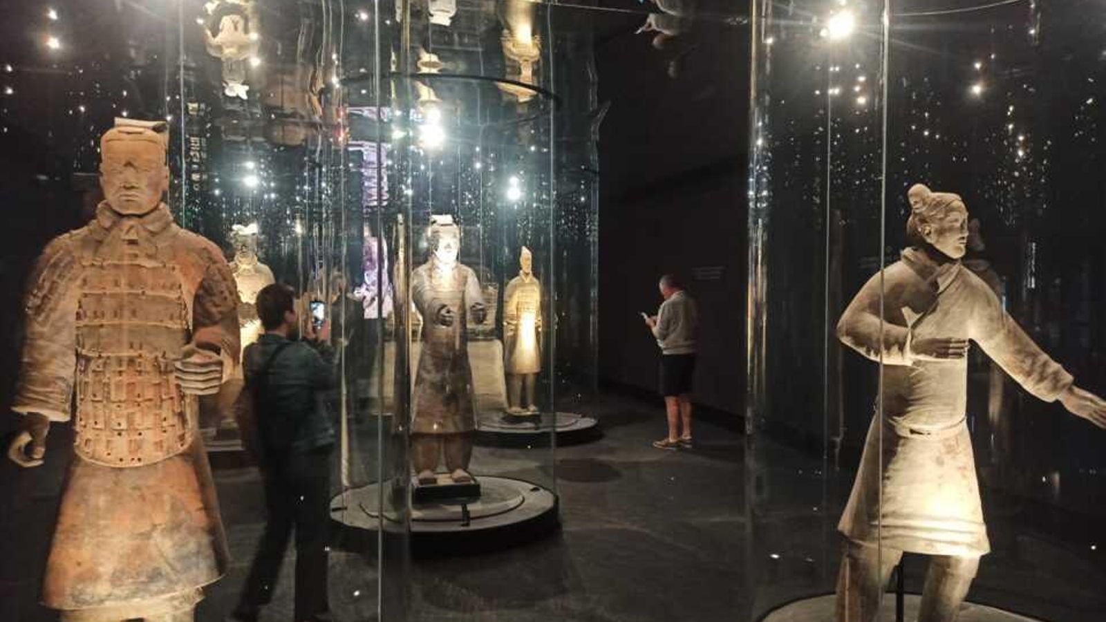 Algunes de les estatues dels guerrers de Xi'an de la mostra del MARQ d'Alacant 31.03.2023 | Els guerrers de Xi'an arriben al Museu Arqueològic d'Alacant