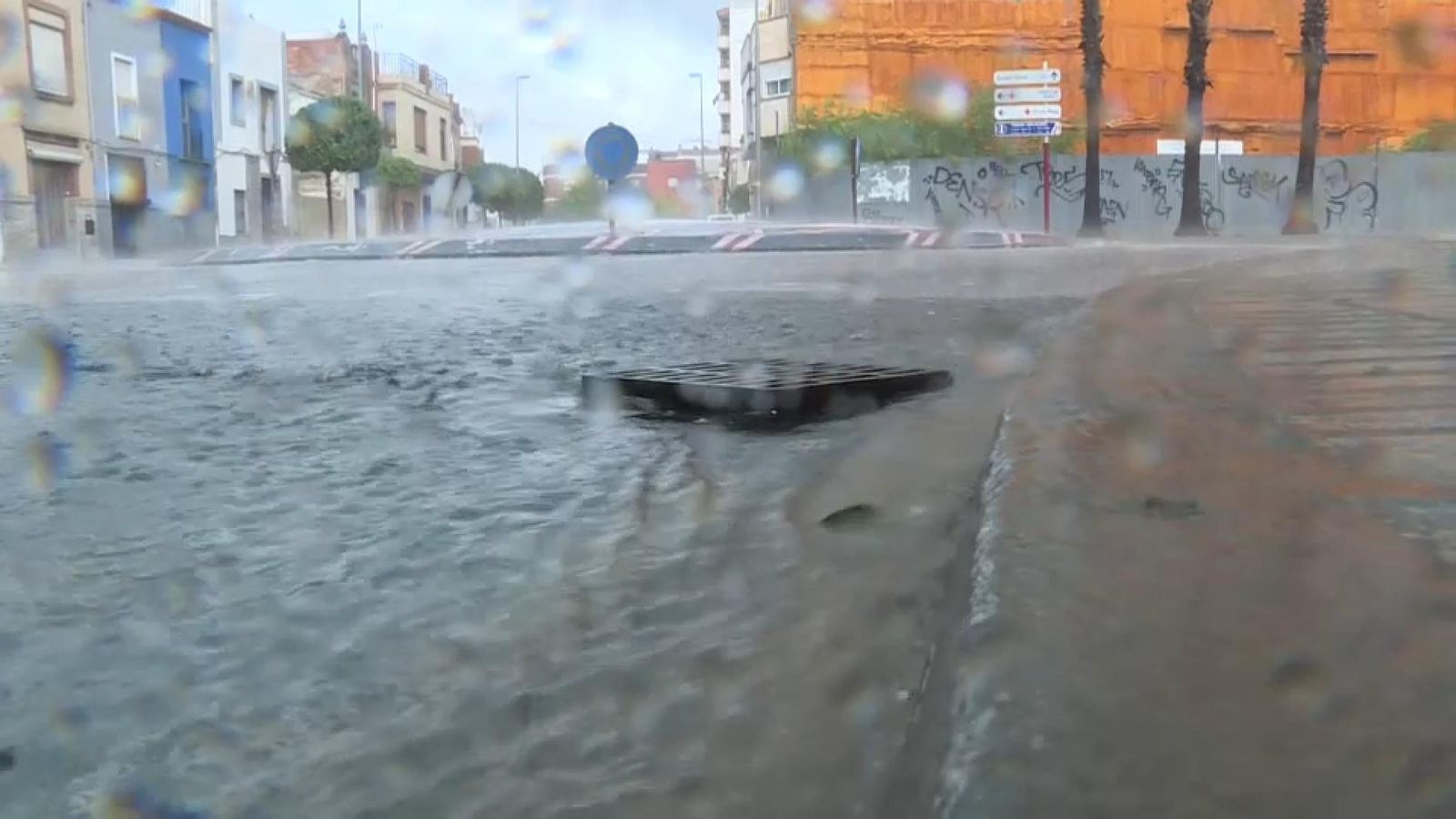 Una de les entrades a la ciutat d'Alzira, per la CV-572, per on corria l'aigua després d'una tromba d'aigua el dijous