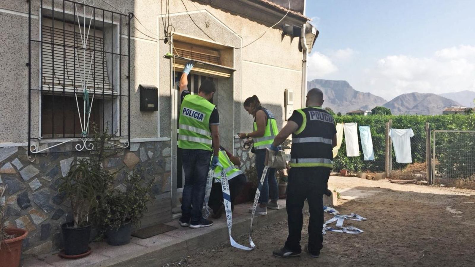 Agents de policia precinten el domicili de la víctima