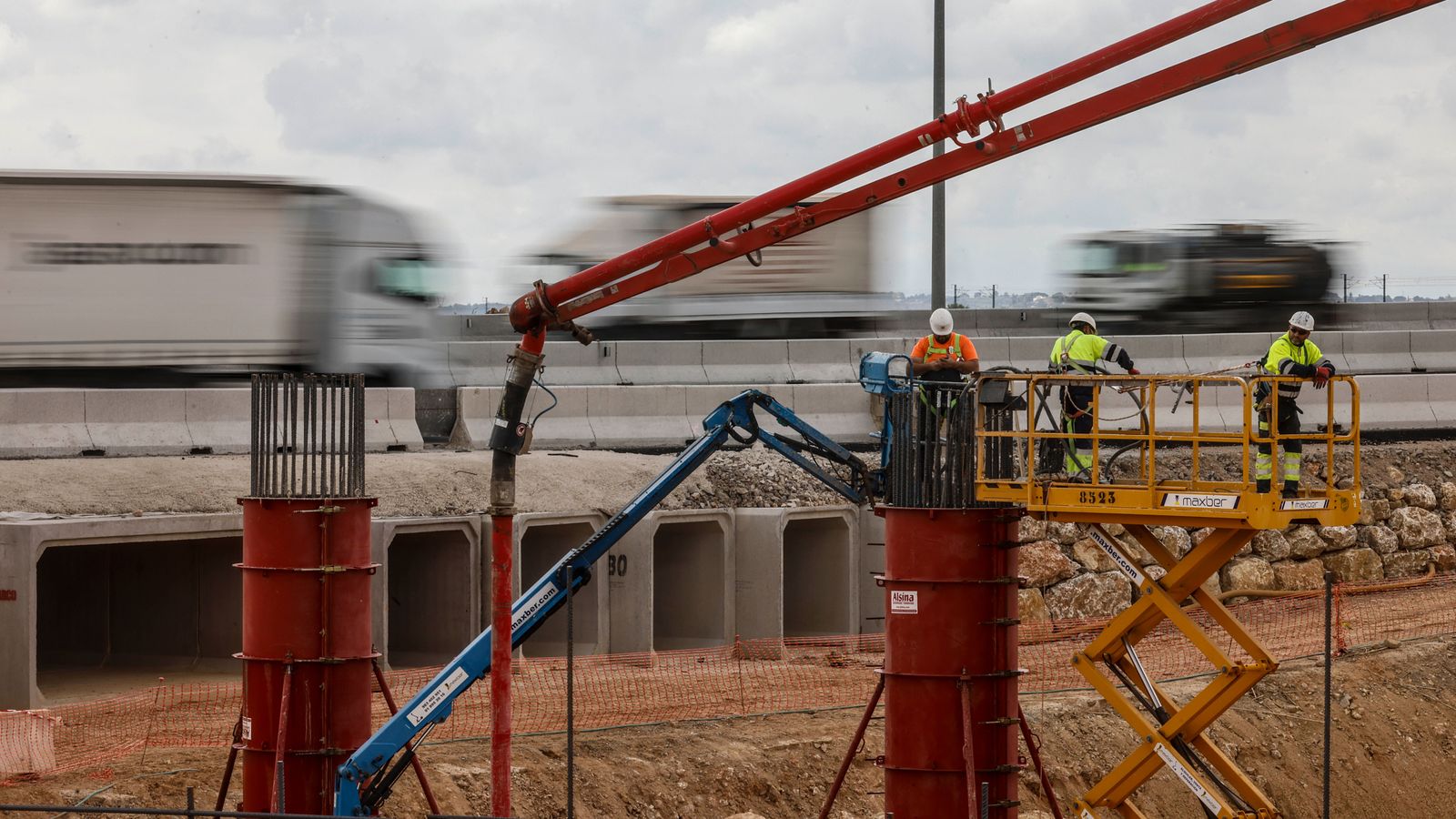 Un grup d'operaris treballa en la reconstrucció d'un dels trams de la A-7 desfet per la dana, en una imatge d'arxiu