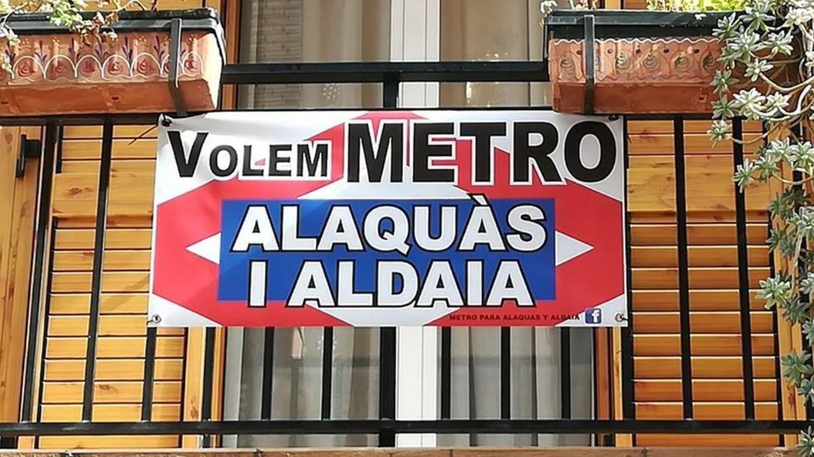 Pancarta reivindicativa penjada en un balcó Pancarta reivindicativa penjada en un balcó