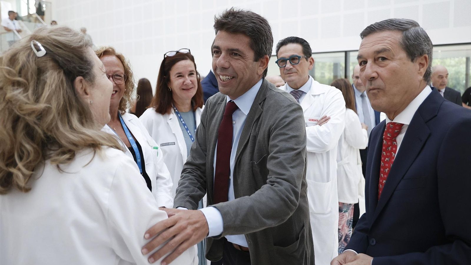 Mazón, aquest dilluns en una visita a La Fe junt amb el conseller de Sanitat, Marciano Gómez (dreta)