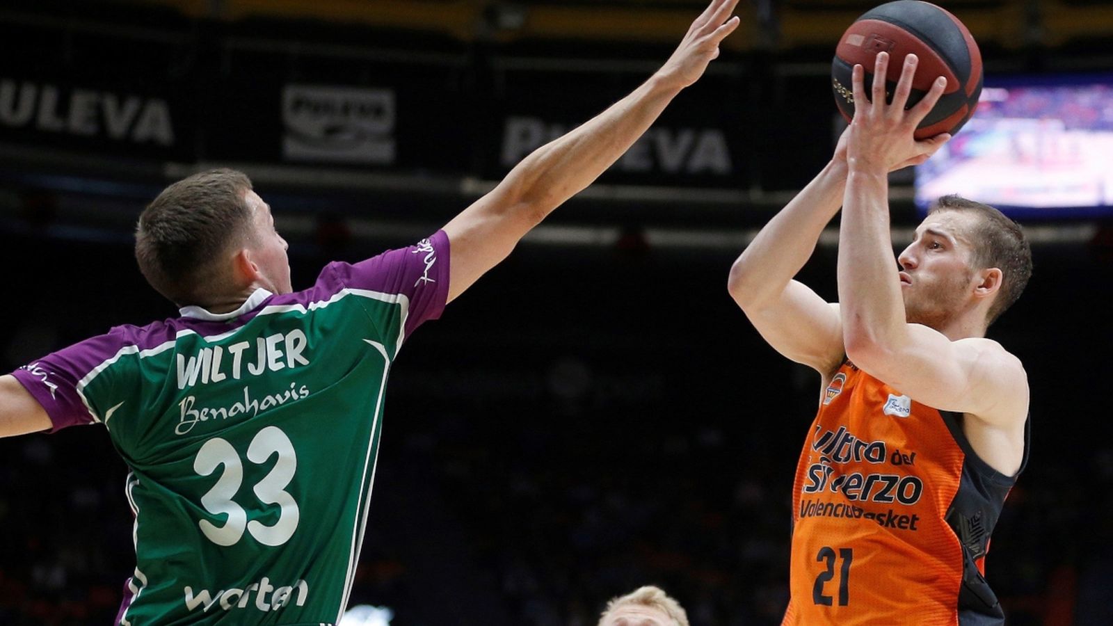 L'escorta estatunidenc del València Basket Matt Thomas llança a canasta