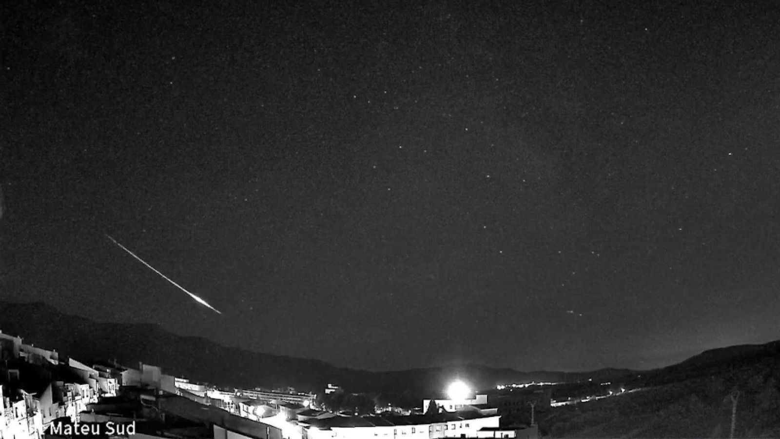 La pluja d'estreles fugaces es va apreciar en molts punts del territori, en la imatge, una vista des de Sant Mateu