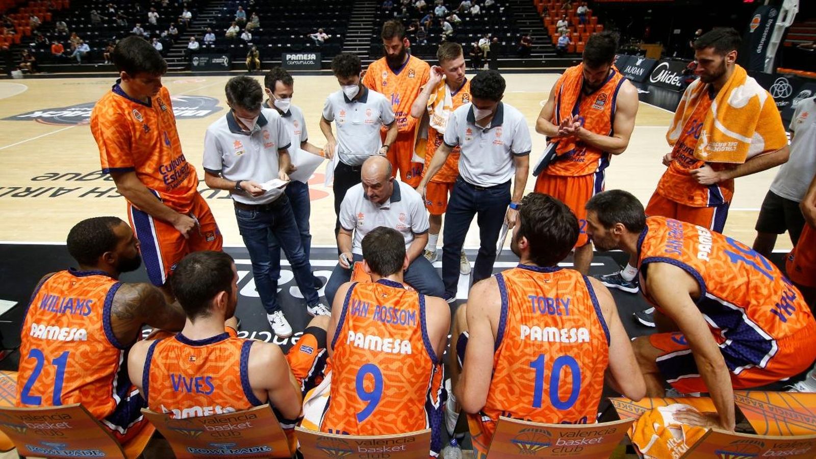 La plantilla del València Basket, durant un partit