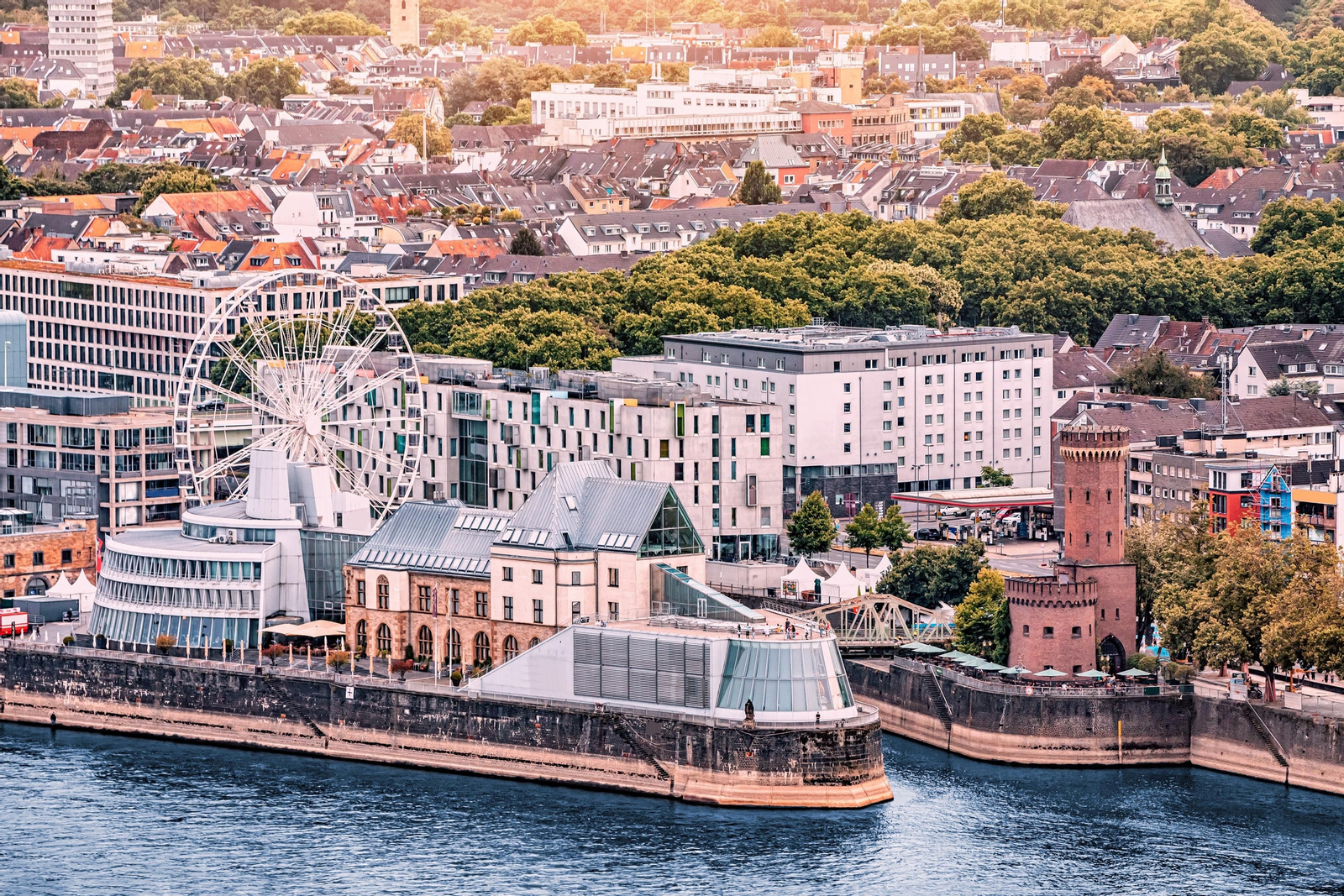 Un passeig pel Rin és una forma relaxant de gaudir de les vistes de la ciutat