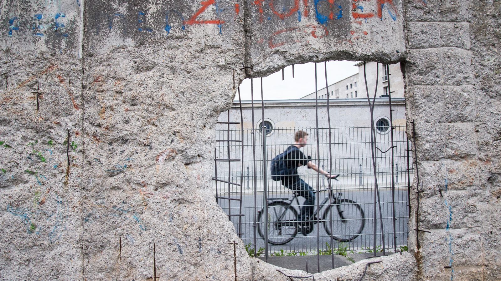 Imatge d'una part del mur de Berlín que queda en peu