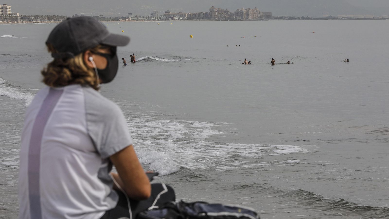 Una dona descansa mirant la platja de la Malva-rosa de València, en una imatge d'arxiu Una dona descansa mirant la platja de la Malva-rosa de València, en una imatge d'arxiu