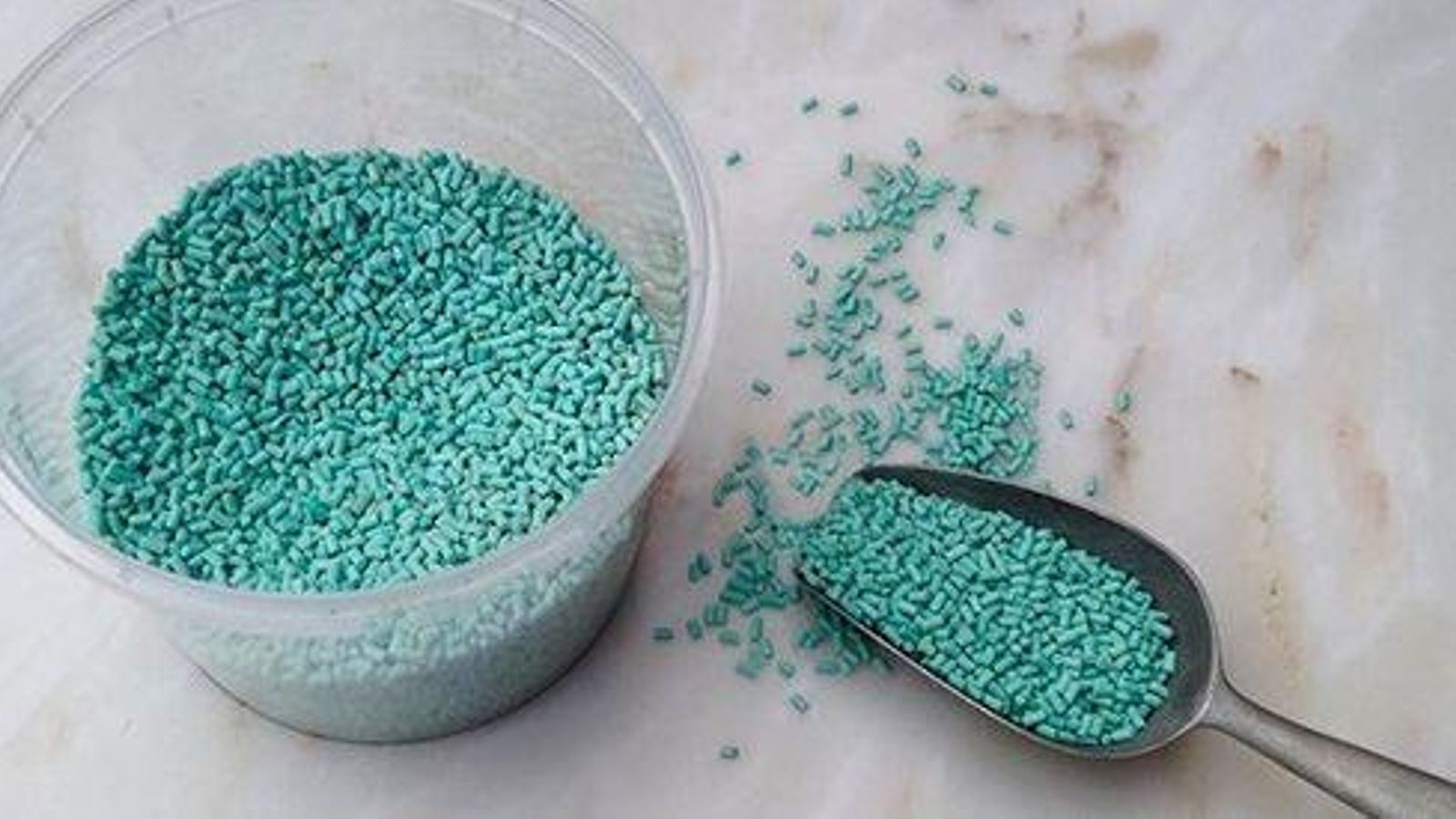 El verí utilitzat és de color verdós i d'aspecte granulat