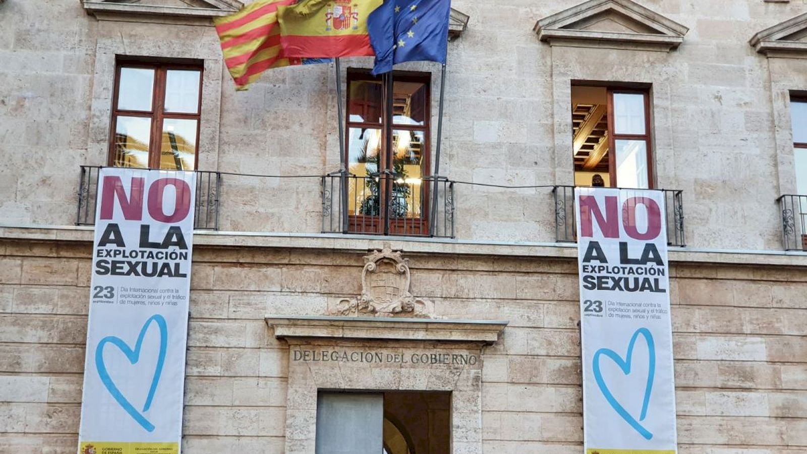 Pancartes contra l'explotació sexual en la façana de la delegació del govern espanyol a la Comunitat Valenciana