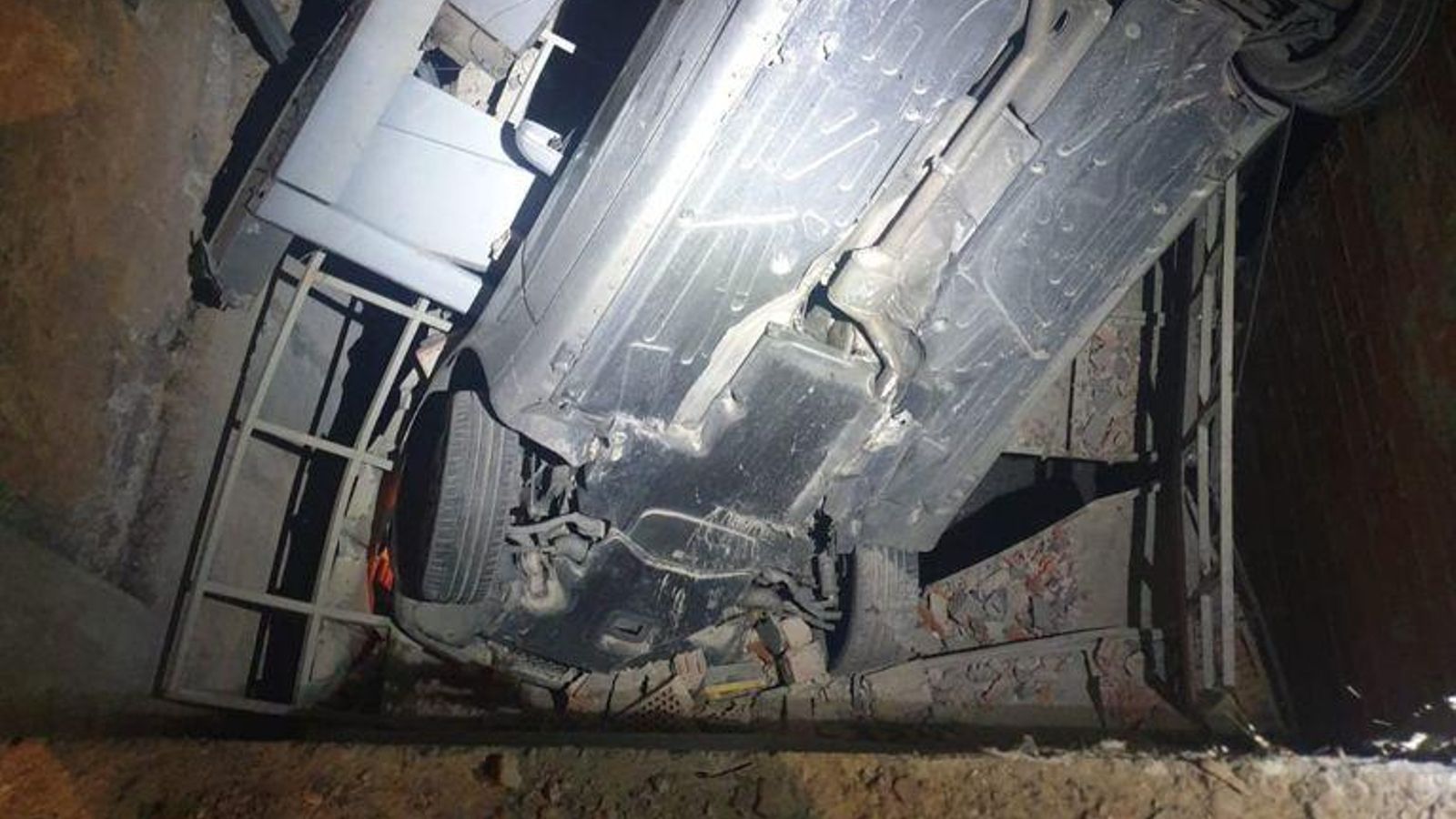 Vehicle sinistrat en el buit de l'ascensor per a cotxes de l'edicifi de l'avinguda de Burjassot