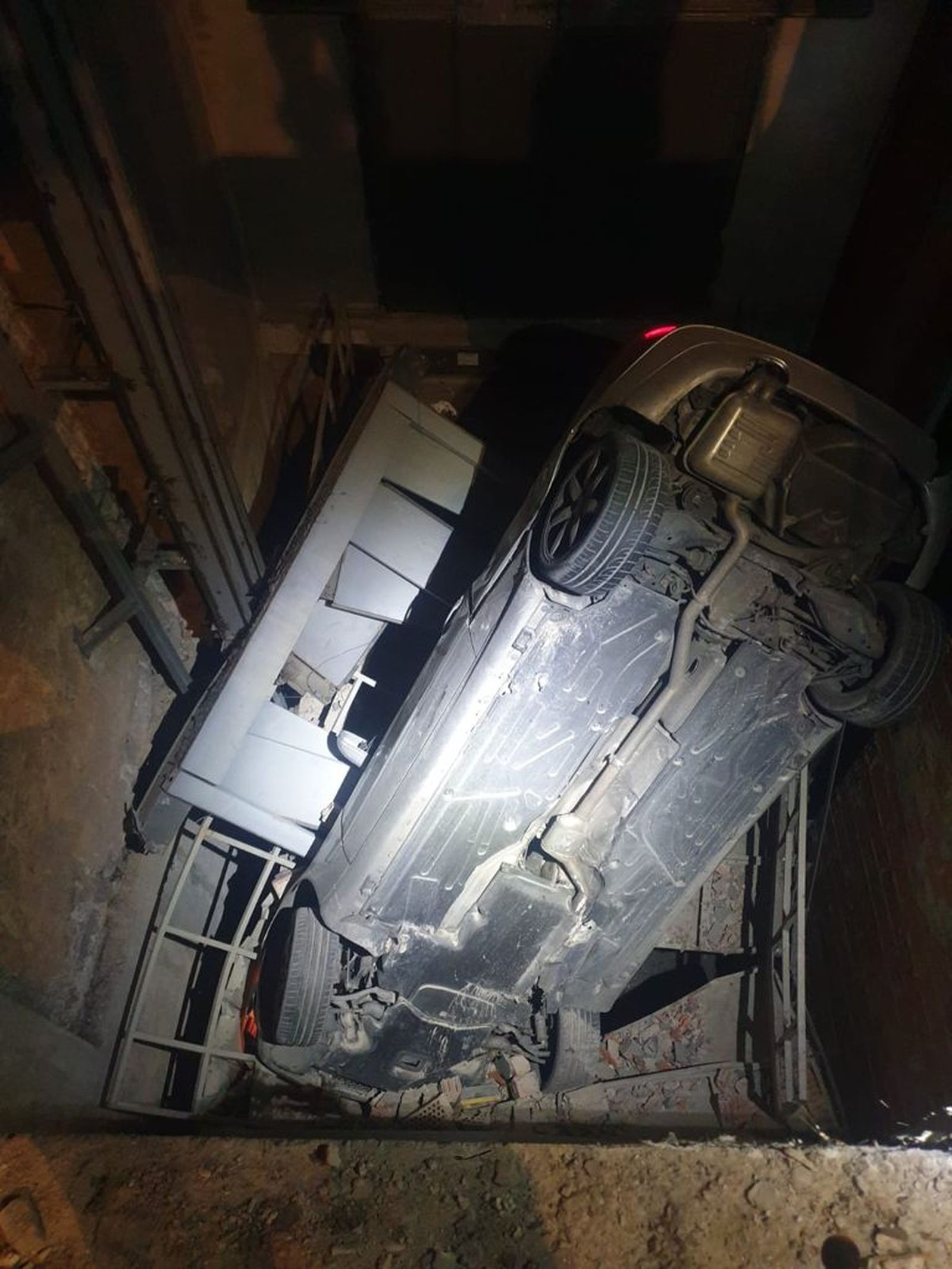 Vehicle sinistrat en el buit de l'ascensor per a cotxes de l'edicifi de l'avinguda de Burjassot