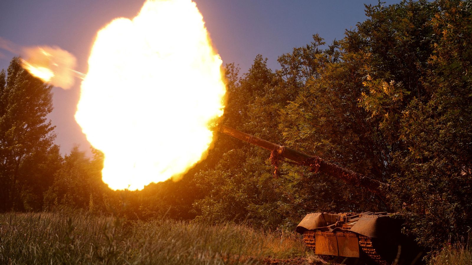 Militars ucraïnesos disparen des d'un tanc capturat anteriorment de les tropes russes, en un camp prop de la ciutat de Bakhmut, a la regió de Donetsk, Ucraïna