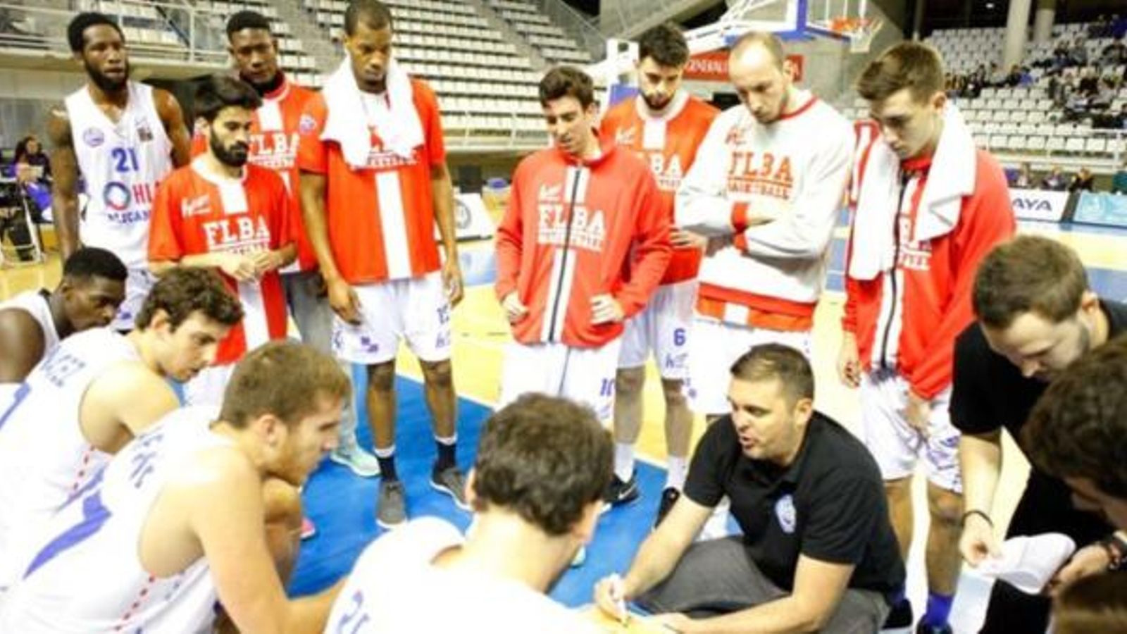 David Varela dóna instruccions als jugadors durant un temps mort David Varela dóna instruccions als jugadors durant un temps mort
