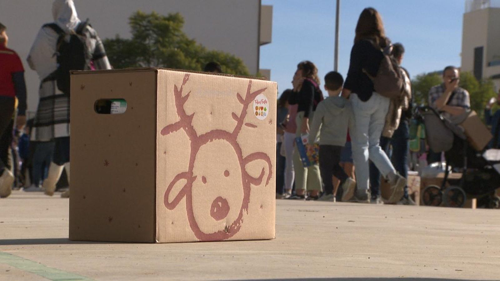 Torró, xocolate, anous o polvorons són alguns dels productes de la cistella