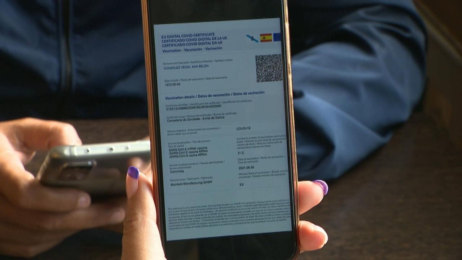 Imatge d'un passaport covid en el mòbil d'una persona vacunada