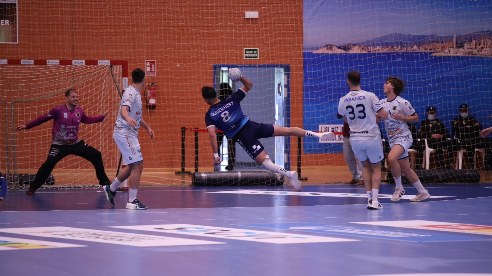 José Oliver fa un llançament a porteria