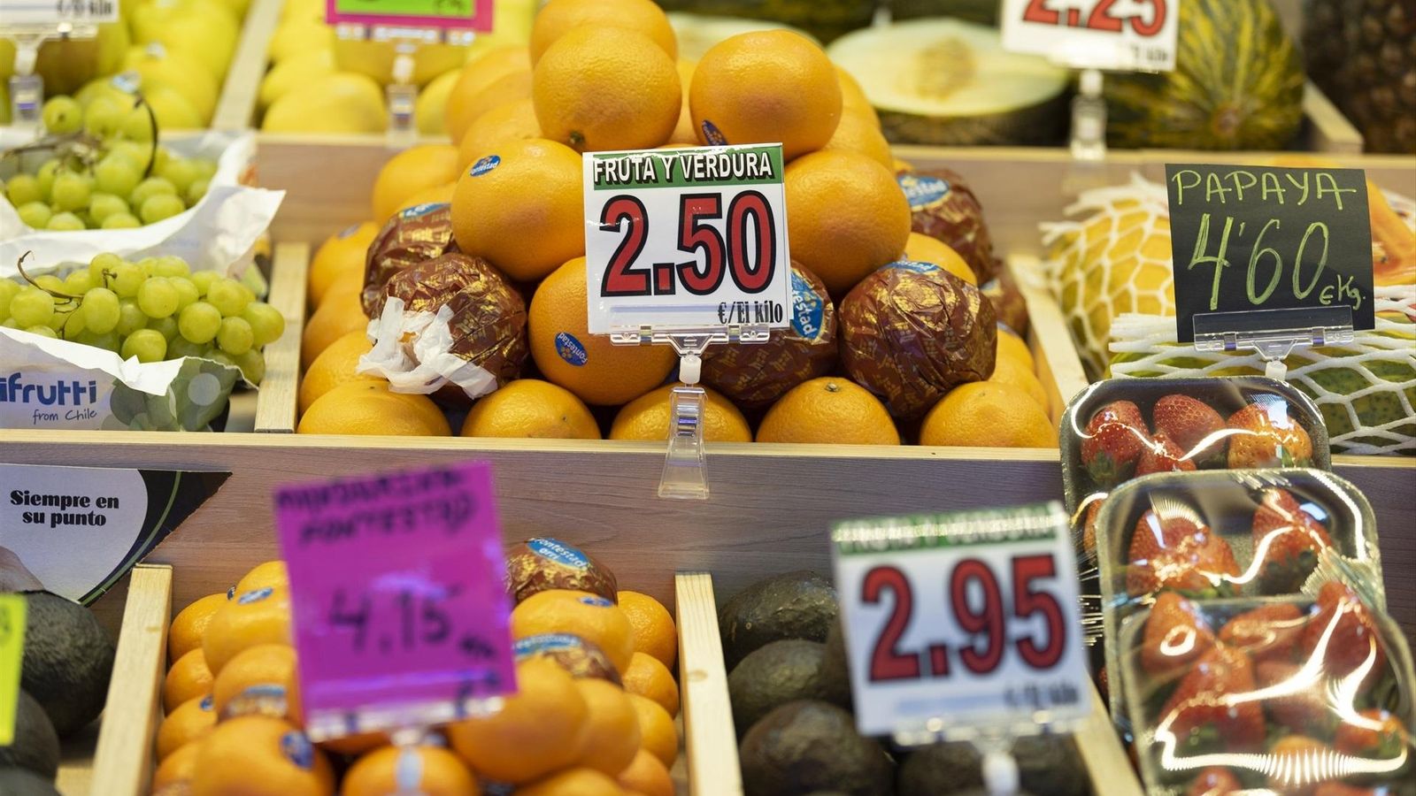 Aparador amb preus d'una fruiteria