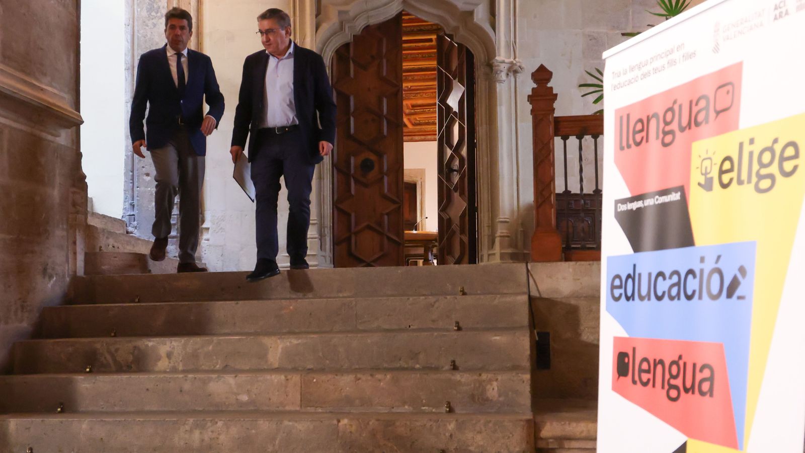 El president de la Generalitat i el conseller d'Educació baixen les escales del Palau de la Generalitat en l'acte de presentació de la campanya
