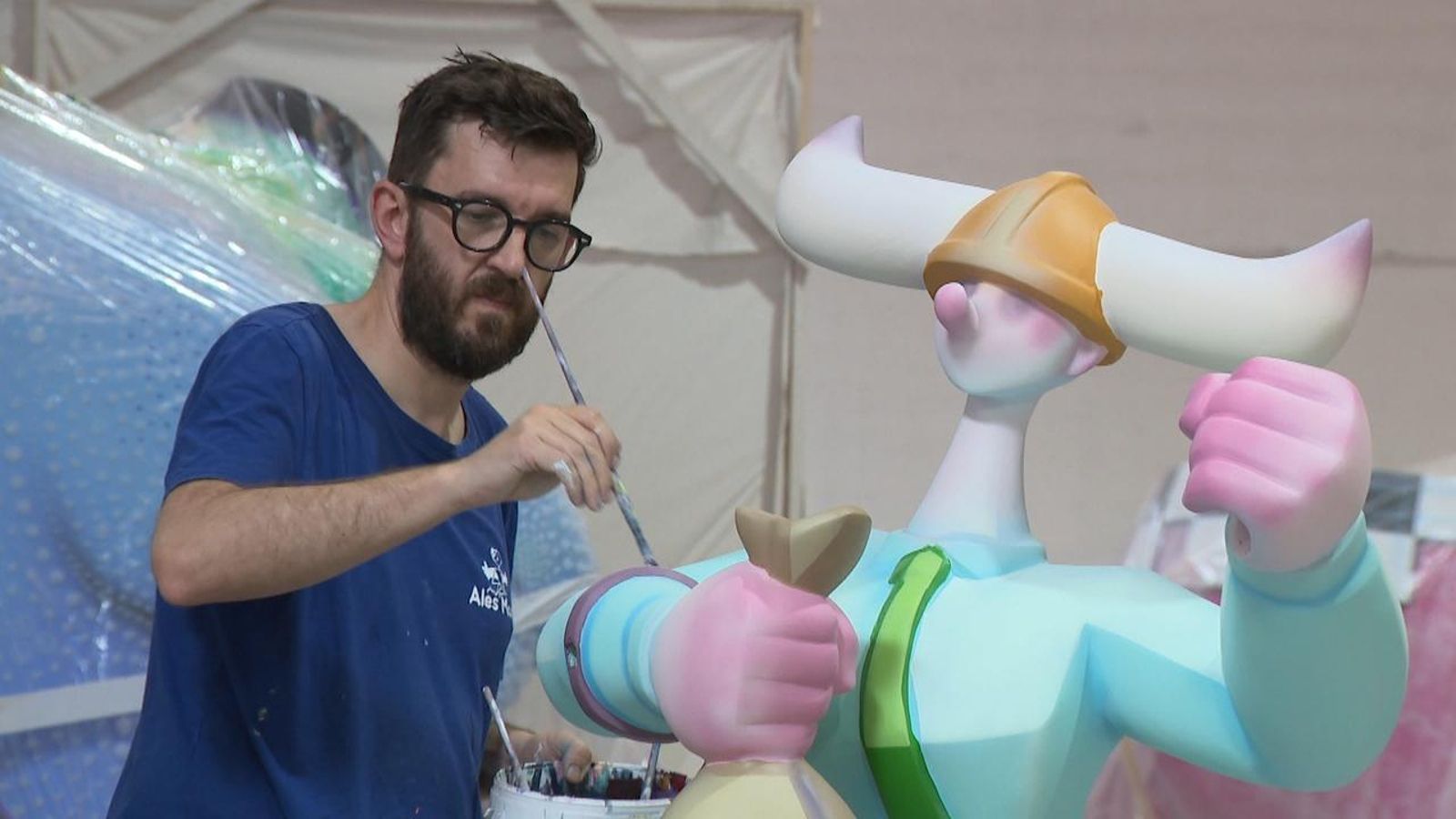 José Gallego fa els últims retocs en el seu taller