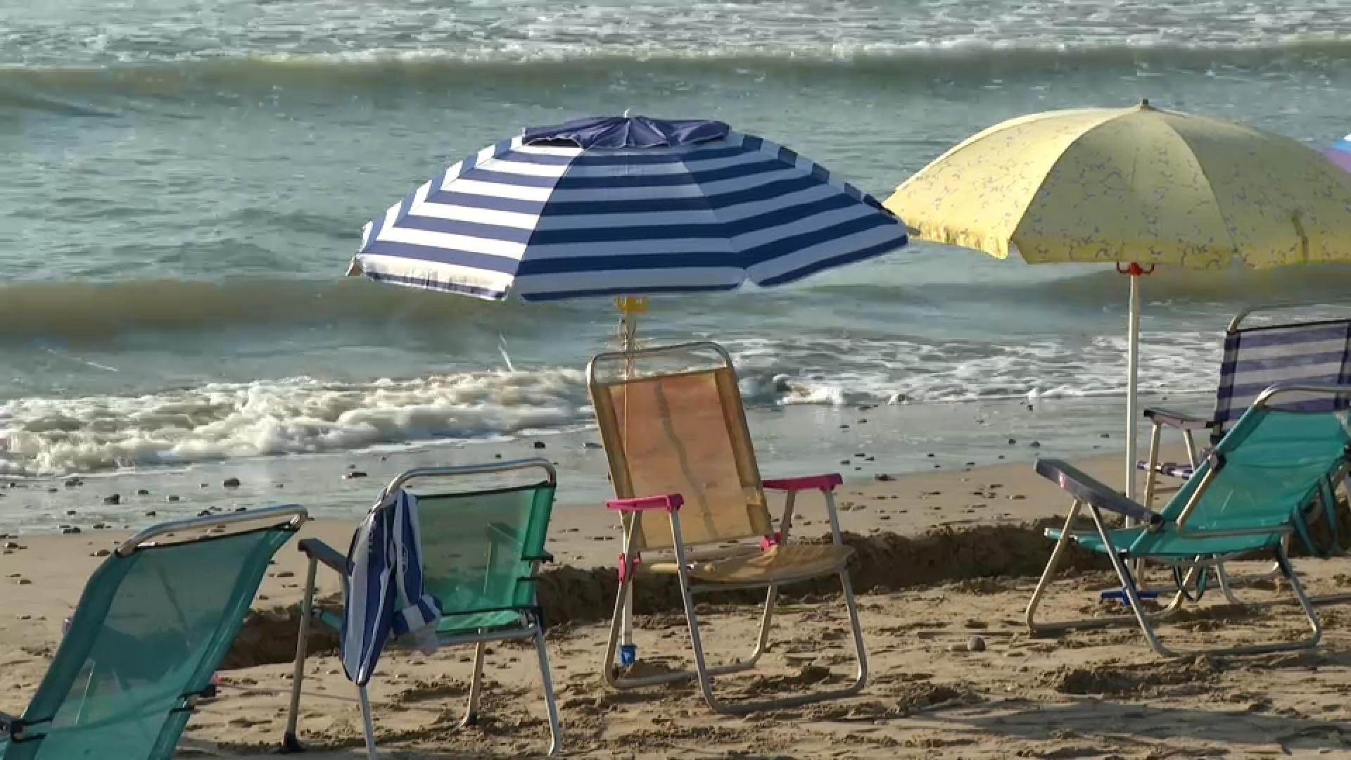Para-sols buits per a guardar el lloc a la platja