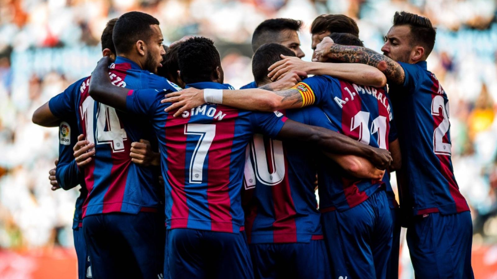 Els jugadors del Llevant celebren un gol en l'últim partit