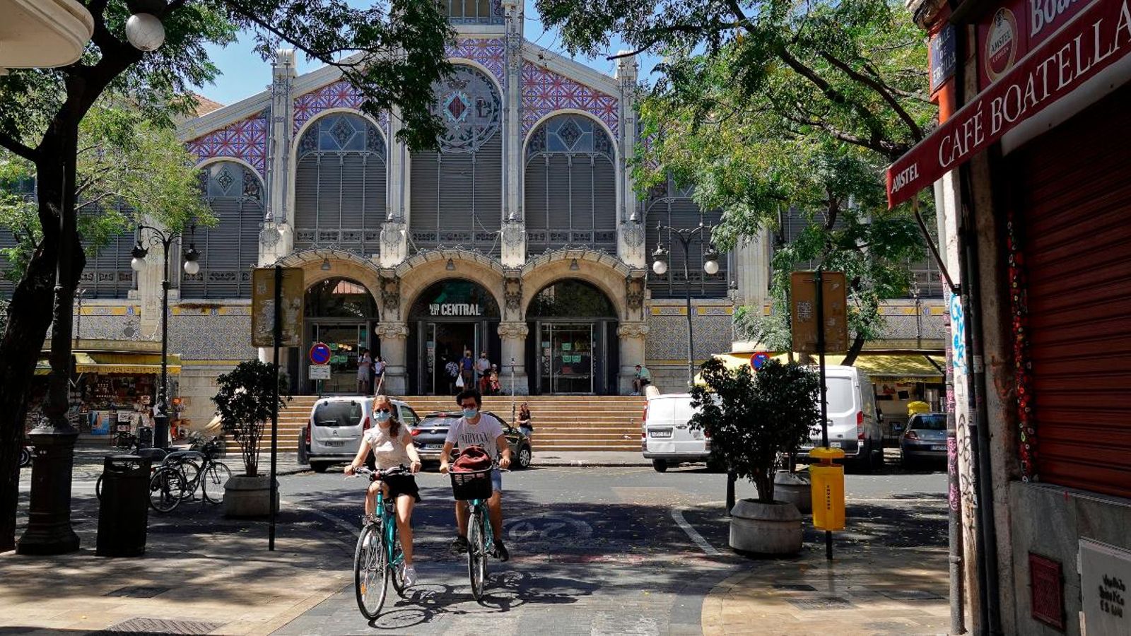 Dos ciclistes passegen per l'entorn del Mercat Central de València
