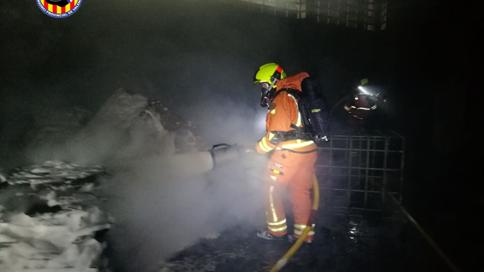 Cinc dotacions de bombers han hagut de sufocar un incendi en una empresa de palets d'Aldaia