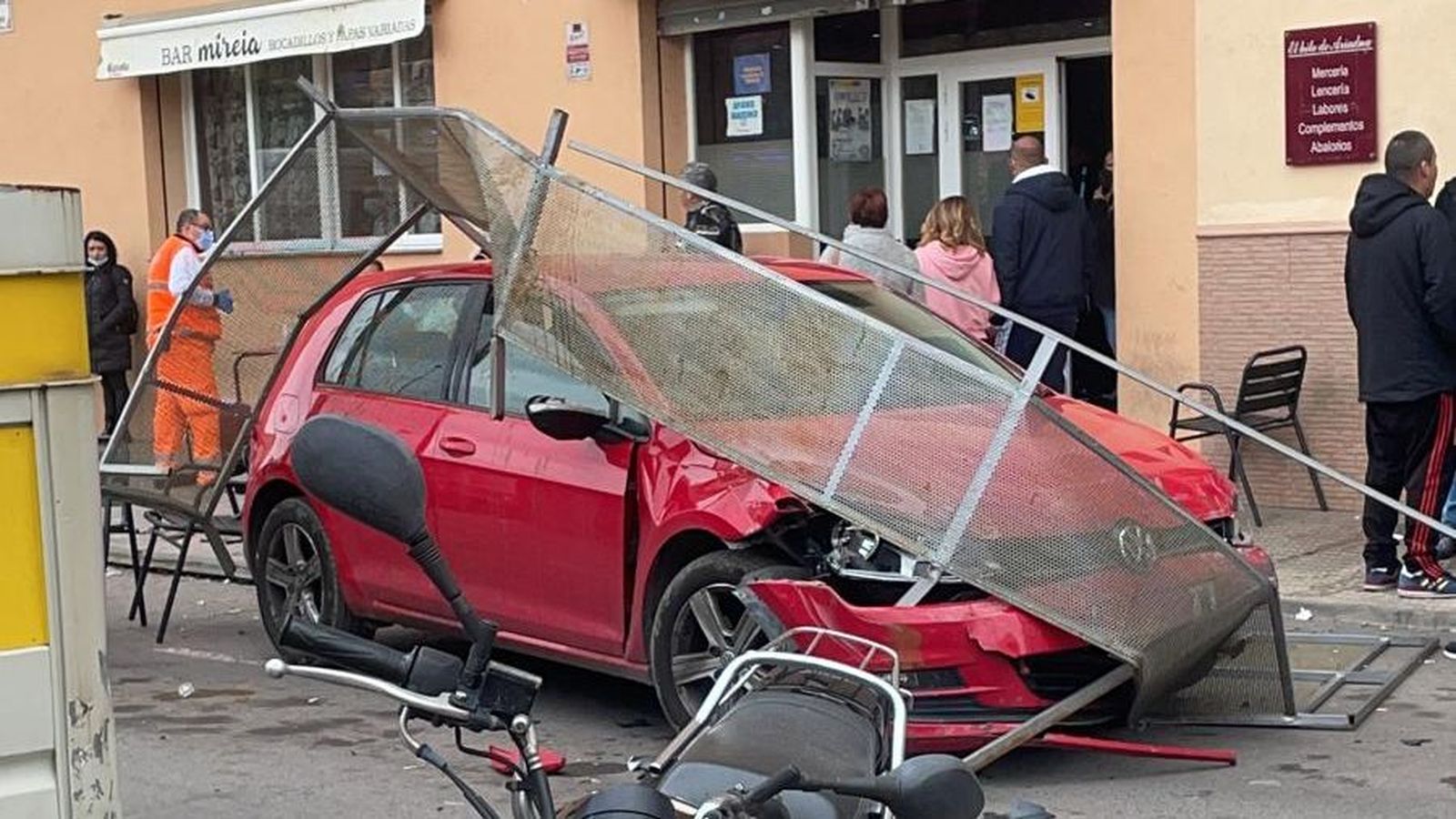 Imatge del cotxe que s'ha estavellat contra la terrassa d'un bar a Castelló de la Plana