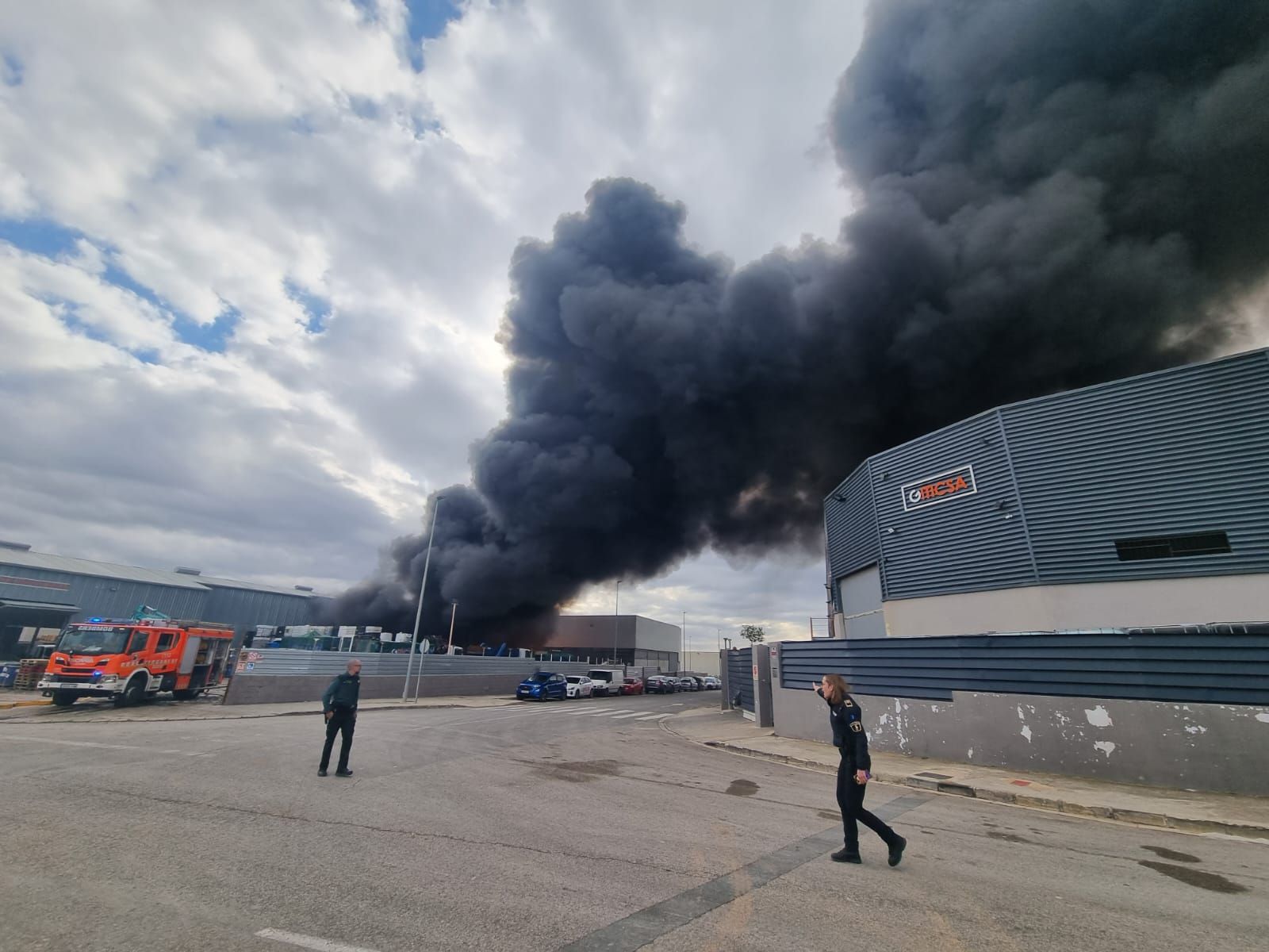 Columna de fum generada a l'incendi