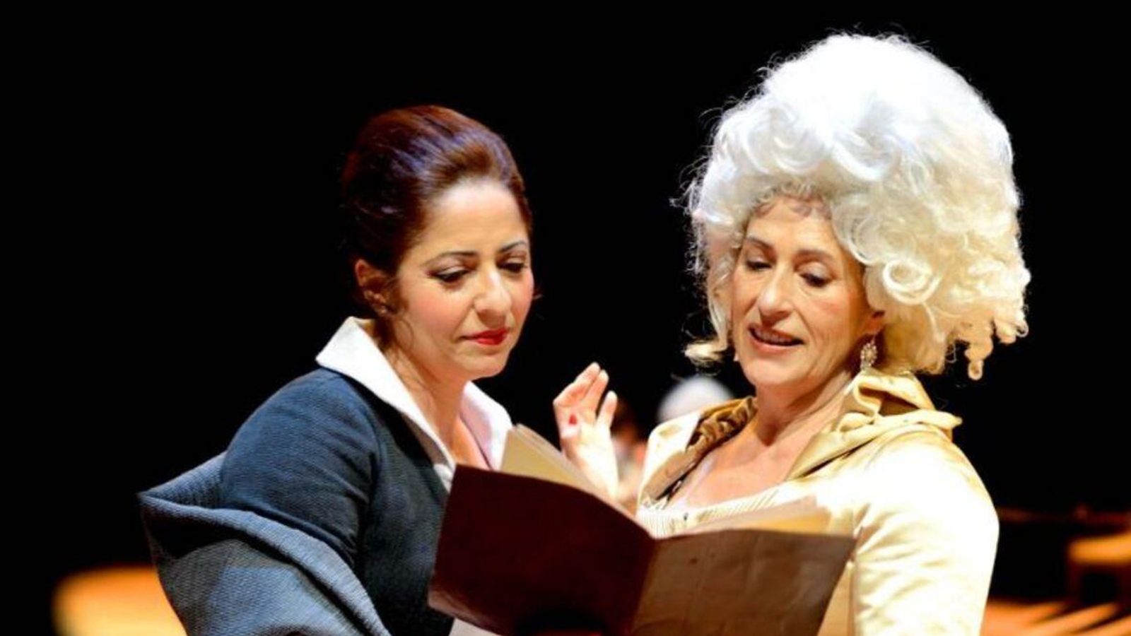 Dues actrius interpreten, a l'escenari, 'El verí del teatre'