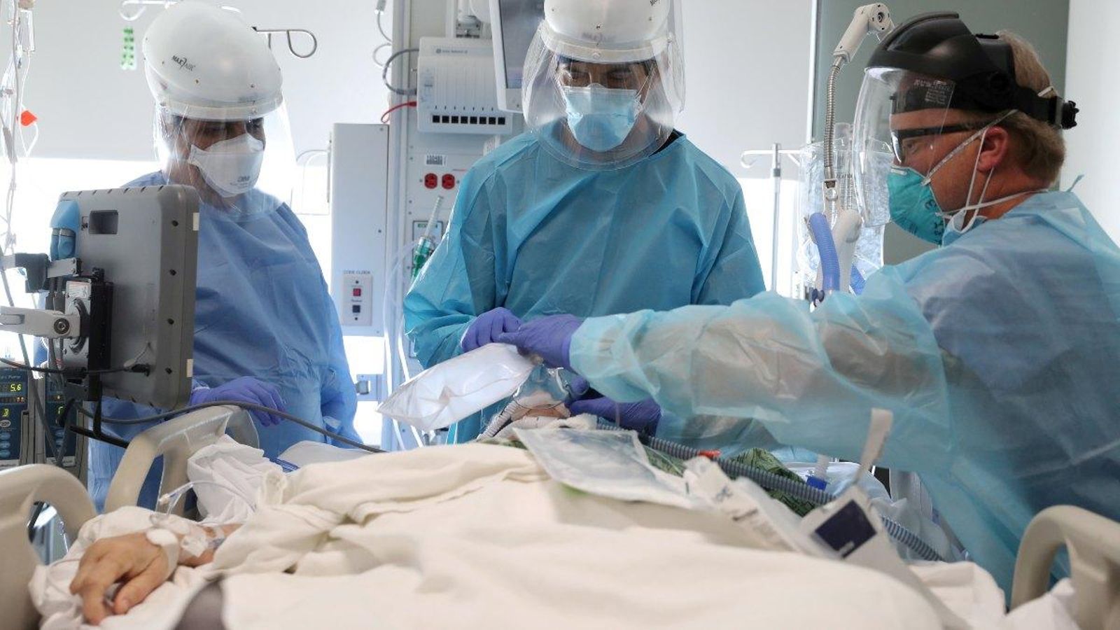 Un malalt de coronavirus rep assistència en una UCI de Califòrnia, als Estats Units