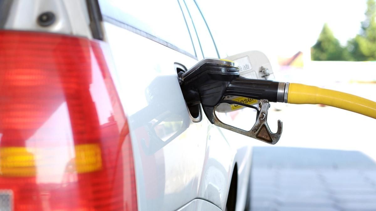 Un cotxe en una gasolinera, en una imatge d’arxiu