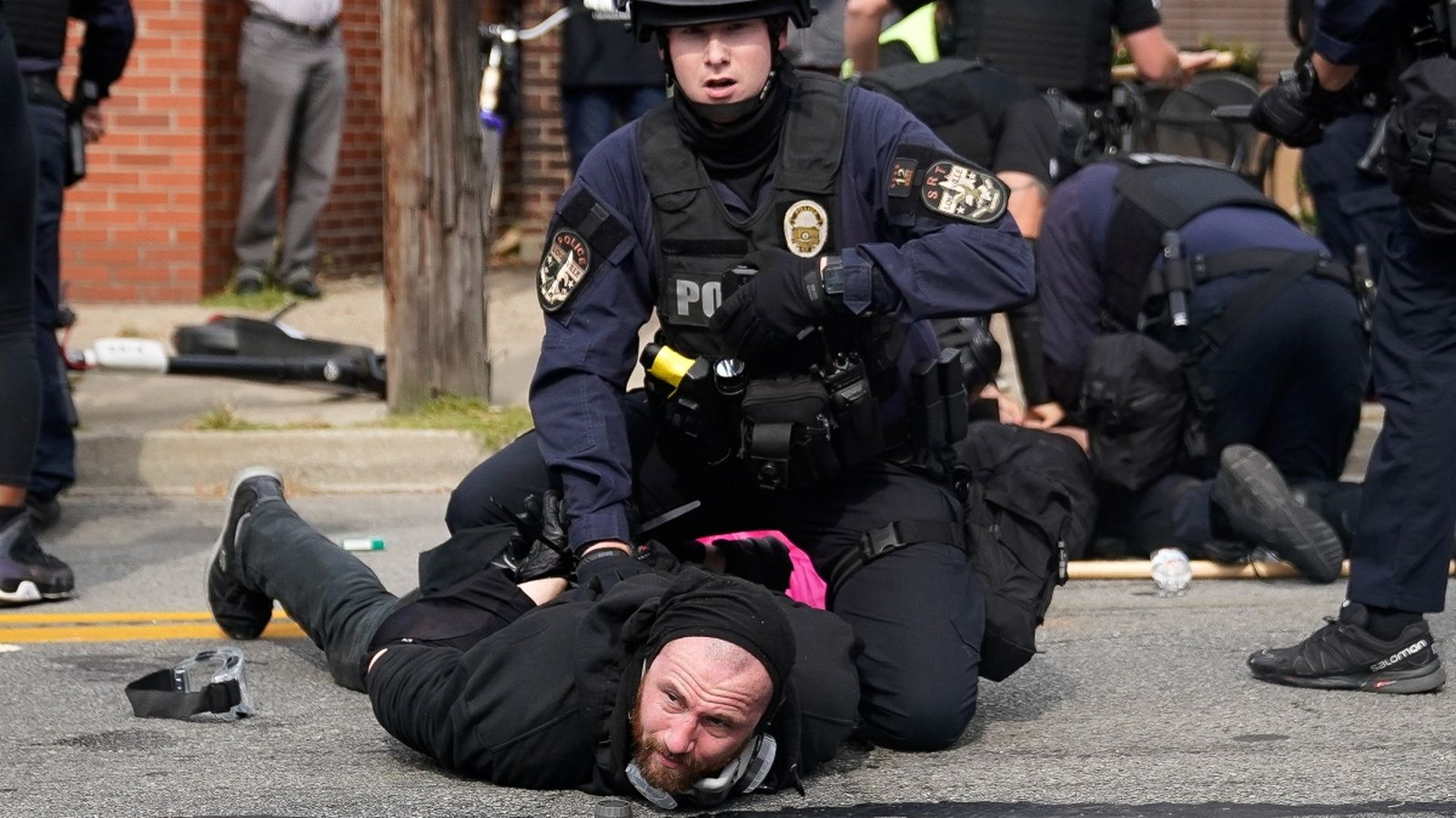 Un home és detingut per un agent de policia a Louisville, kentucky