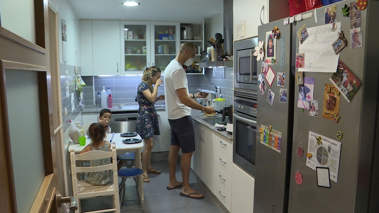 Una parella i la xicalla conviuen a la cuina d'un pis