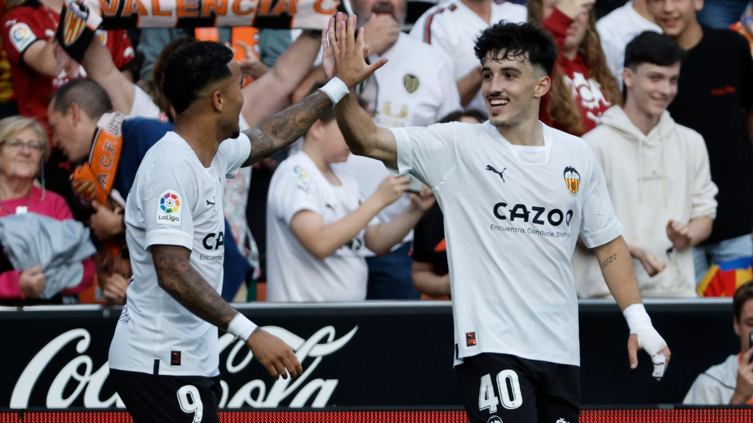 Diego López i Justin Kluivert celebren el primer gol contra l'Espanyol Diego López i Justin Kluivert