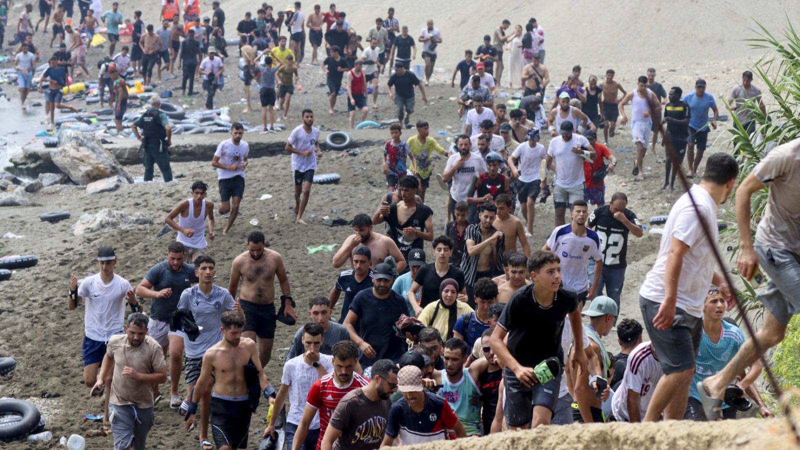 L'aplegada de jóvens migrants a la costa de Ceuta