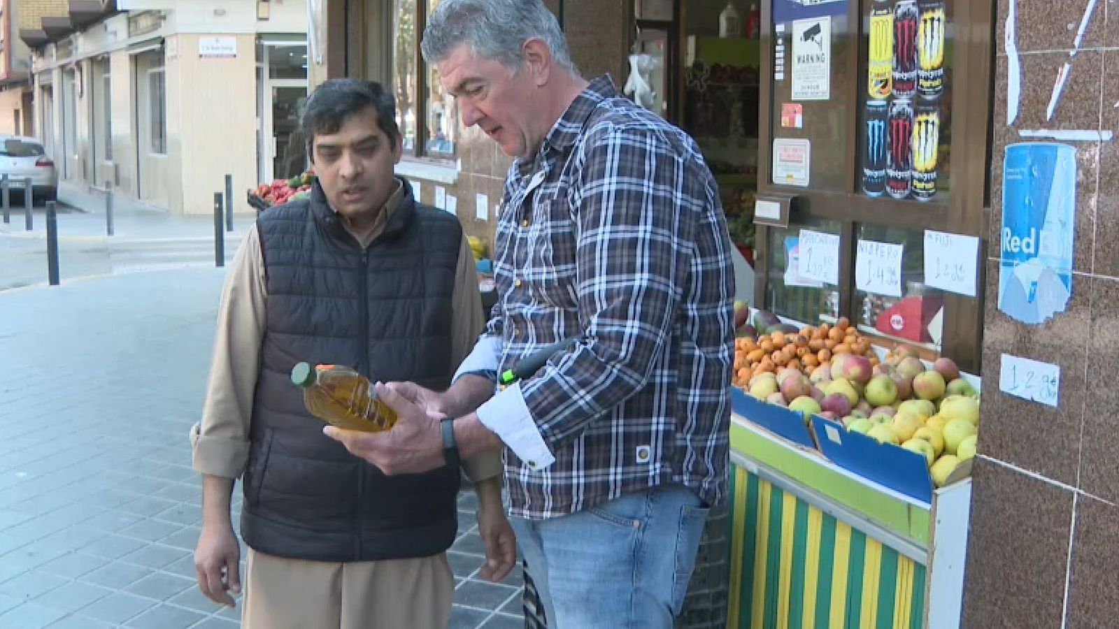 Un redactor d'À Punt explica el propietari de l'establiment la prohibició d'introduir en la cadena comercial el producte