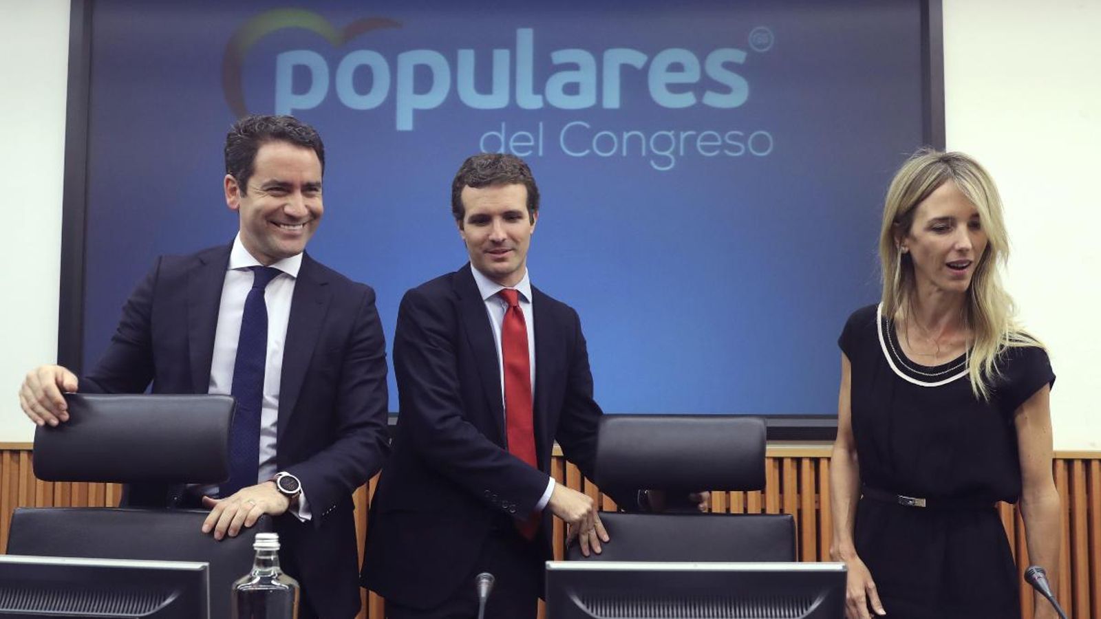 El secretari general del PP, Teodoro García Egea; el líder del partit, Pablo Casado; i la nova portaveu en el Congrés, Cayetana Álvarez de Toledo