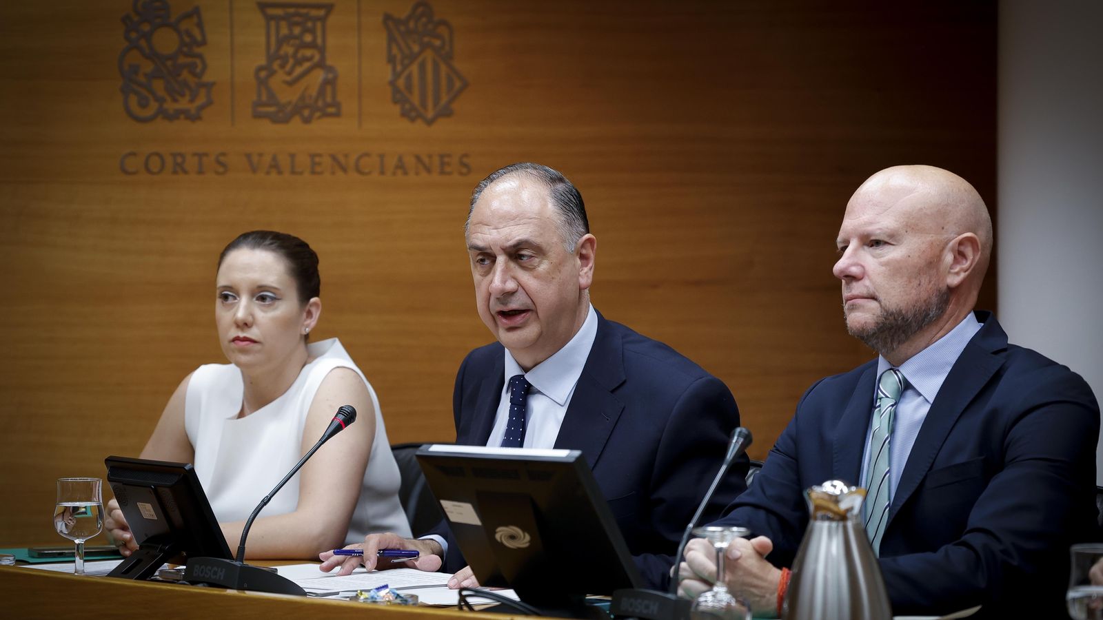 El conseller d’Emergències i Interior, Juan Carlos Valderrama, durant la compareixença en la comissió de les Corts per a presentar els comptes del seu departament