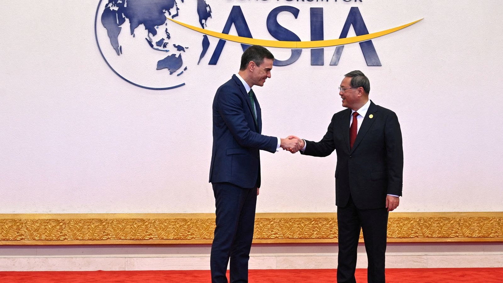 El primer ministre xinès, Li Qiang, saluda el primer ministre espanyol, Pedro Sánchez, a la Conferència Anual del Fòrum de Boao per a Àsia 2023