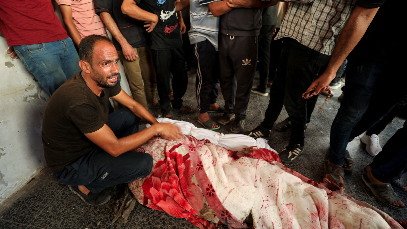 Un palestí plora per un dels morts en l'atac a la ciutat de Gaza